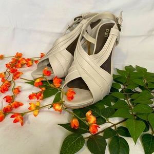 Vintage Auri Italian leather peep toe heel. Great condition!!